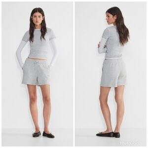 Aritzia cozy Sweatfleece Boyfriend Mid-Thigh short size medium in heather chrome